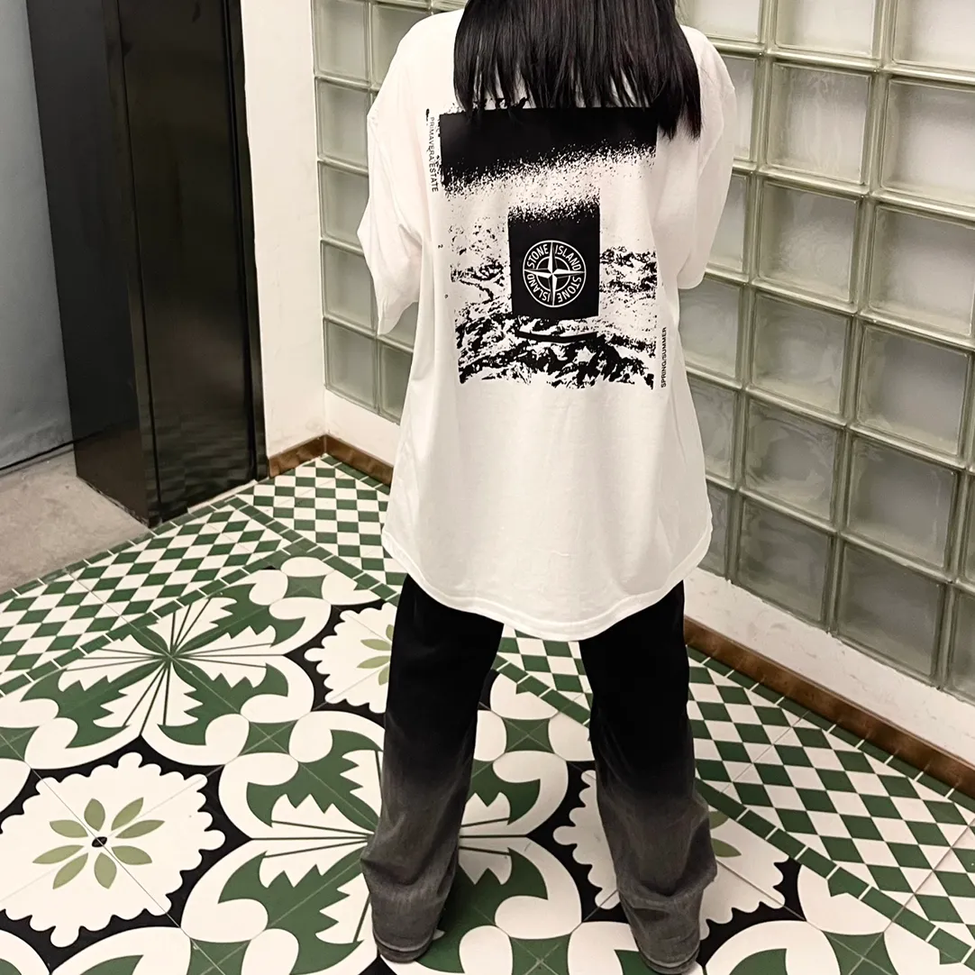 W613#P110💰 [Stone lsland/Stone Island summer new short-sleeved T-shirt with stone ruins print on the back] ⚠️[Original creation, high control of details] Made of 260g combed cotton 32-count double yarn - Simple and basic versatile style, original quality, the first choice for couples. - Made in a large factory, four needles and five threads on the shoulder, neatly routed, high quality workmanship. - Same style for men and women, very versatile, one piece for each hand, the details are clearly visible. Color: Black White Size: M L